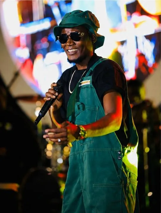 Sama Sojah performing with live band
